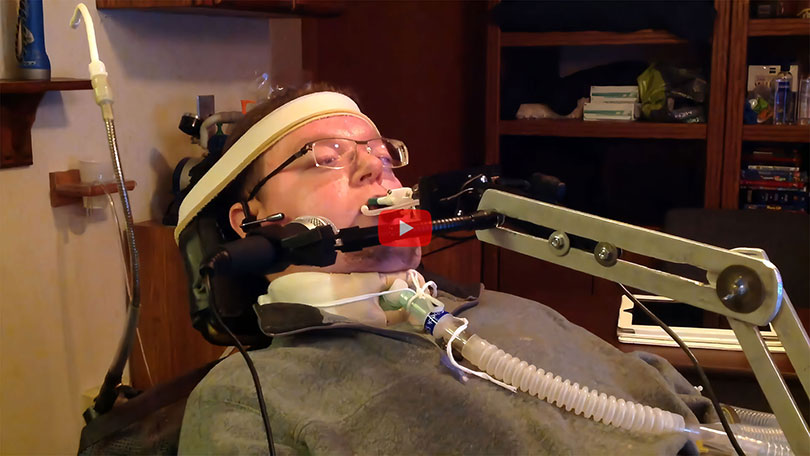 Неспособный двигать руками и головой Мэтт Виктор, демонстрирует работу QuadStick в Call of Duty на PS3